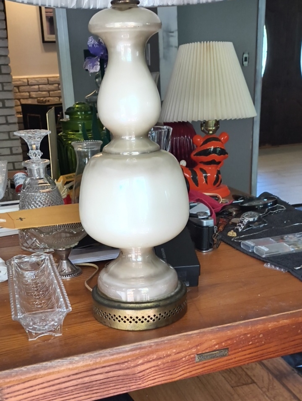 Vintage Opaque Glass Table Lamp - Classic!